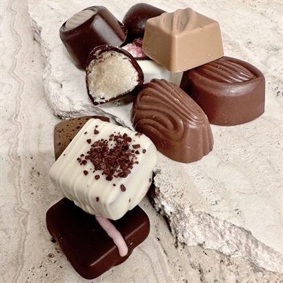 Eksklusiv guldæske med 2 flasker Golden Valley og 9 stk. luksus dessertchokolade.